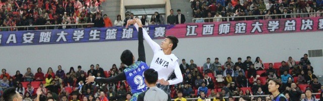  兰斯中场组织有序精准传球创造得分良机