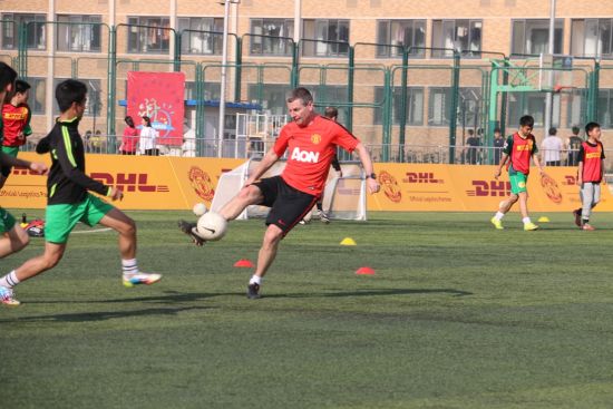  曼城举办慈善赛，阿圭罗复出携手传奇球星  